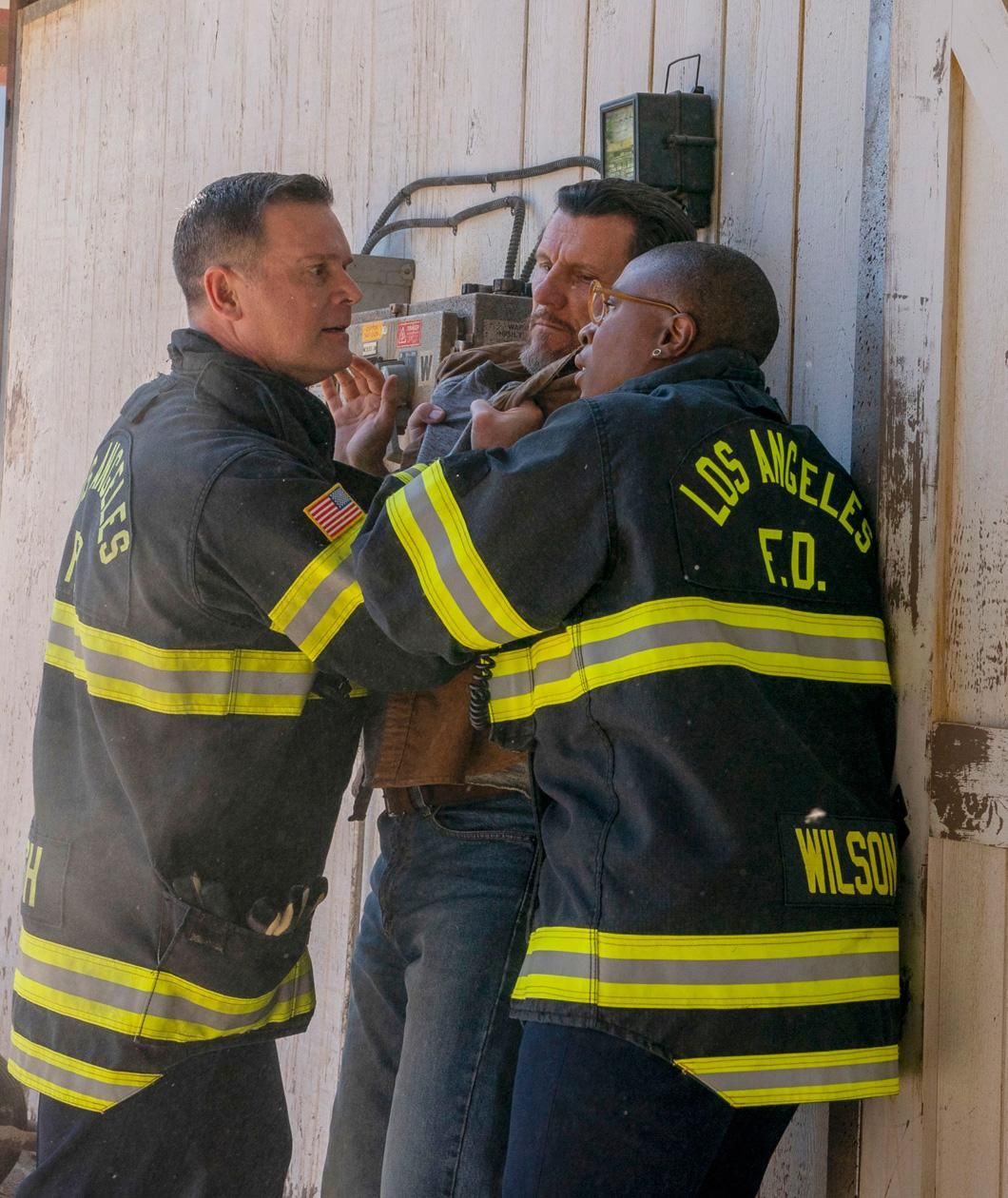 9-1-1 Streaming Saison 5 9-1-1 : Photo Aisha Hinds, Peter Krause - 69 sur 217 - AlloCiné