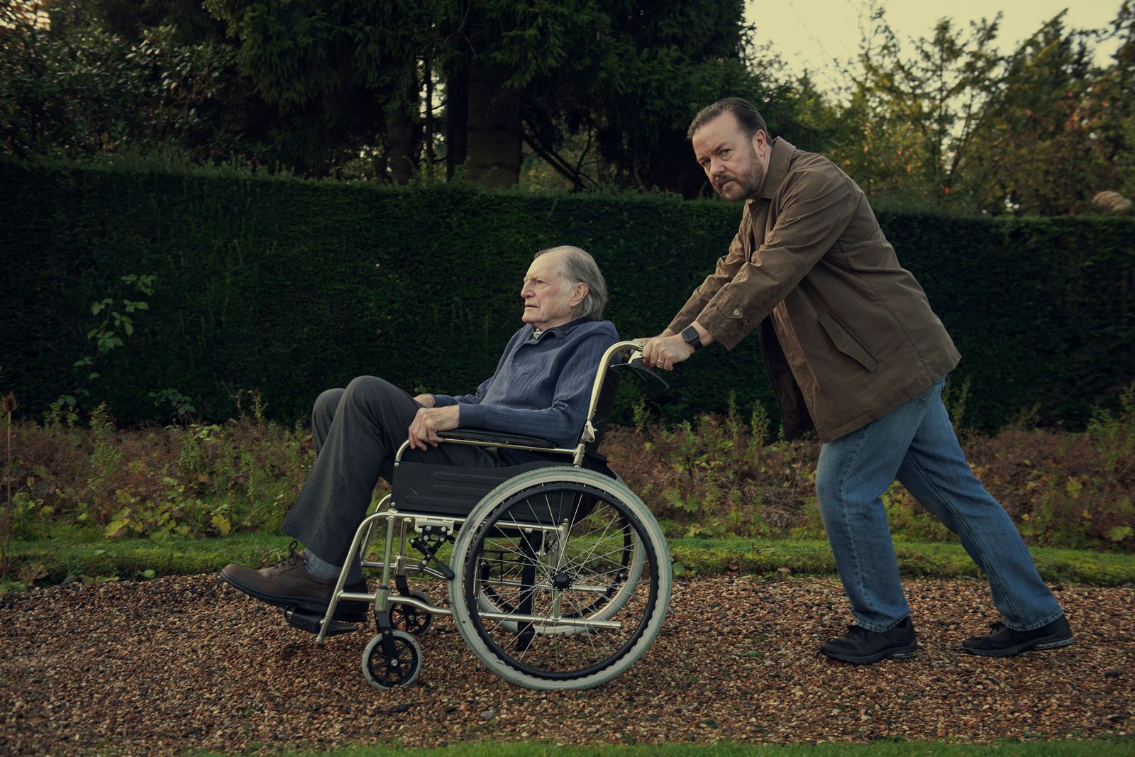 After Life : Photo Ricky Gervais, David Bradley (IV) - 22 sur 41 - AlloCiné