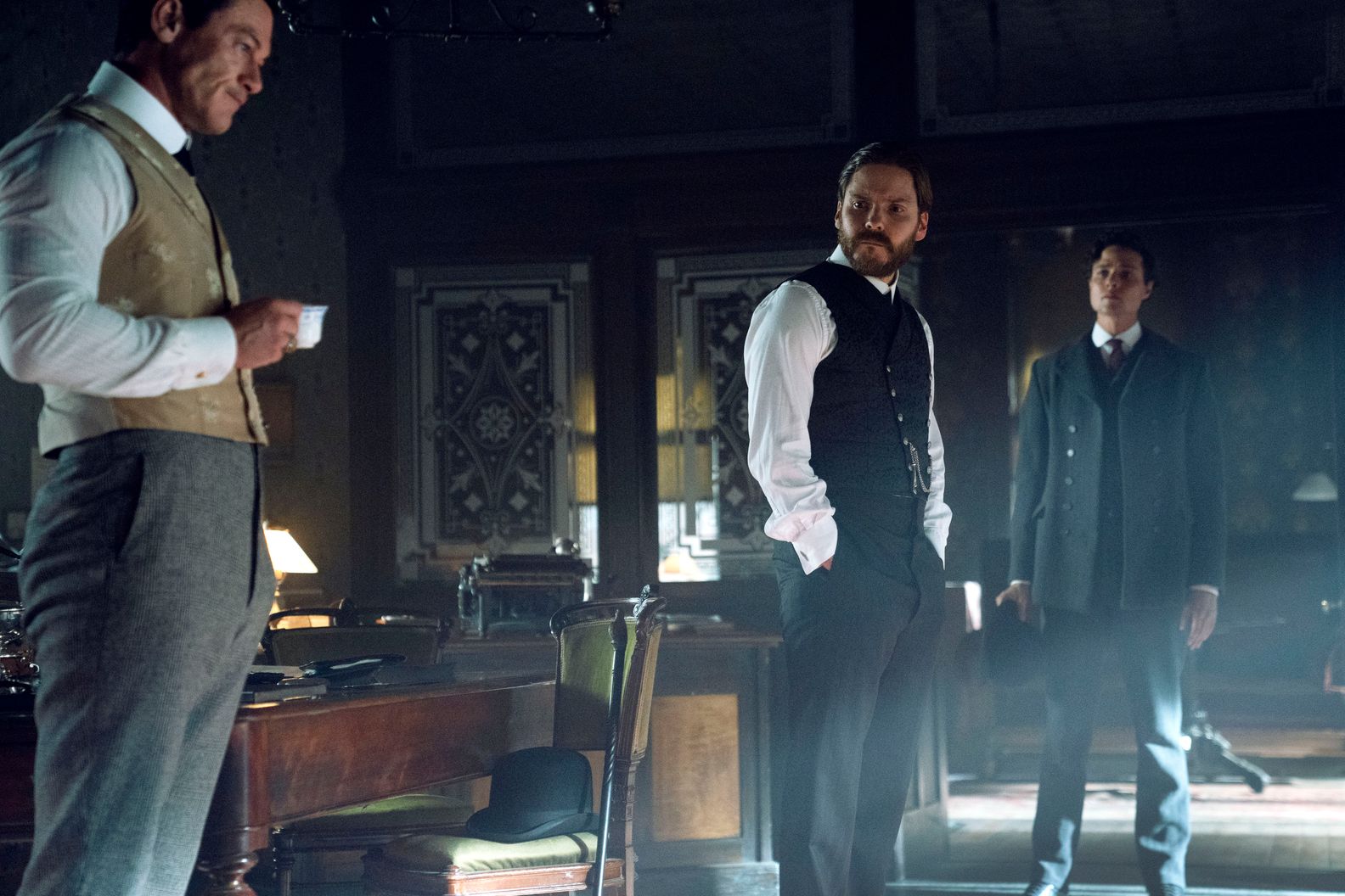 L'Aliéniste : L'Aliéniste : Photo Luke Evans, Daniel Brühl - 23 sur 91 ...