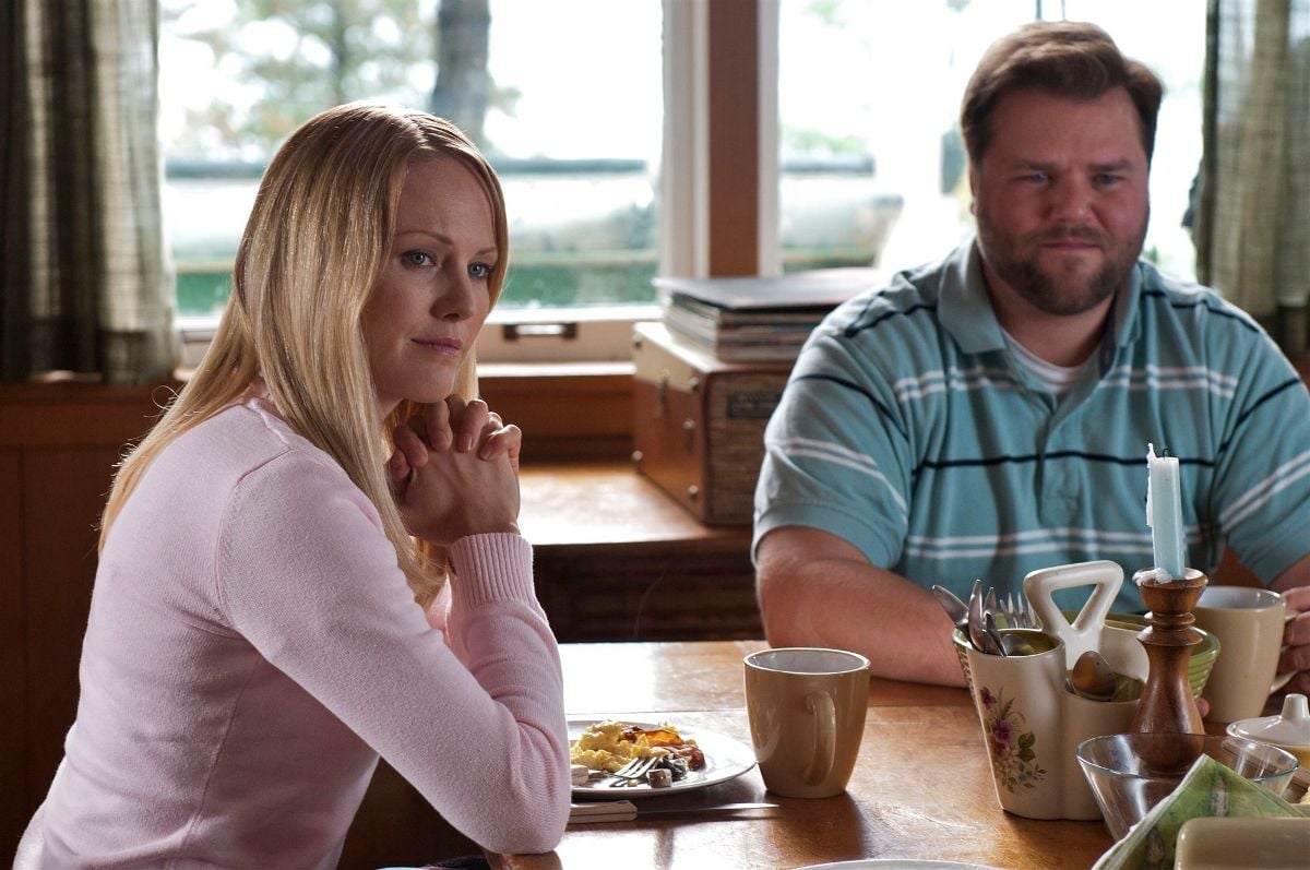 Photo de Tyler Labine Cottage Country Photo Malin Åkerman, Tyler Labine AlloCiné
