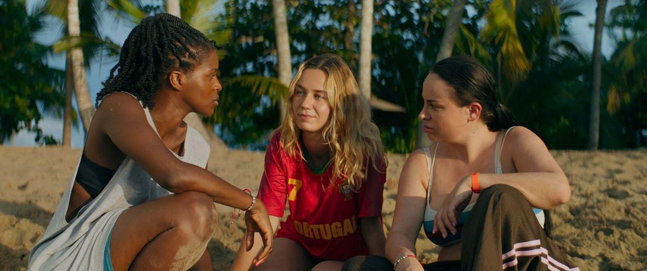 Coka Chicas : Photo Zoé Marchal, Fadily Camara, Eva Huault