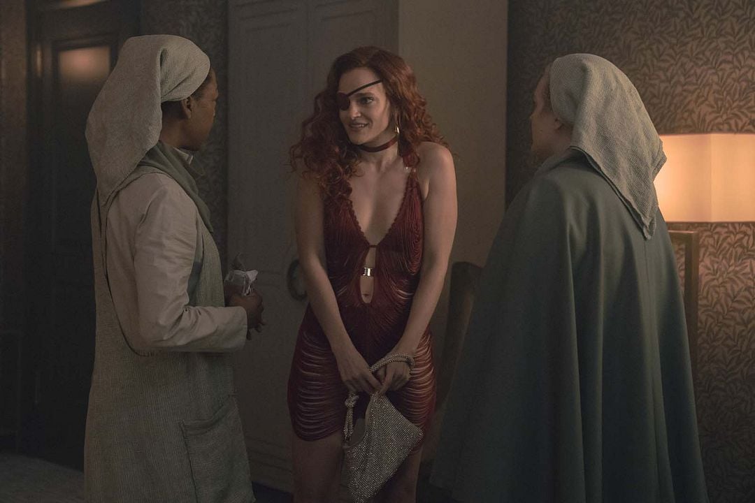 The Handmaid’s Tale : la servante écarlate : Photo Samira Wiley, Elisabeth Moss, Madeline Brewer