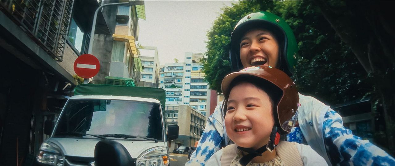 Left-Handed Girl : Photo Nina Ye