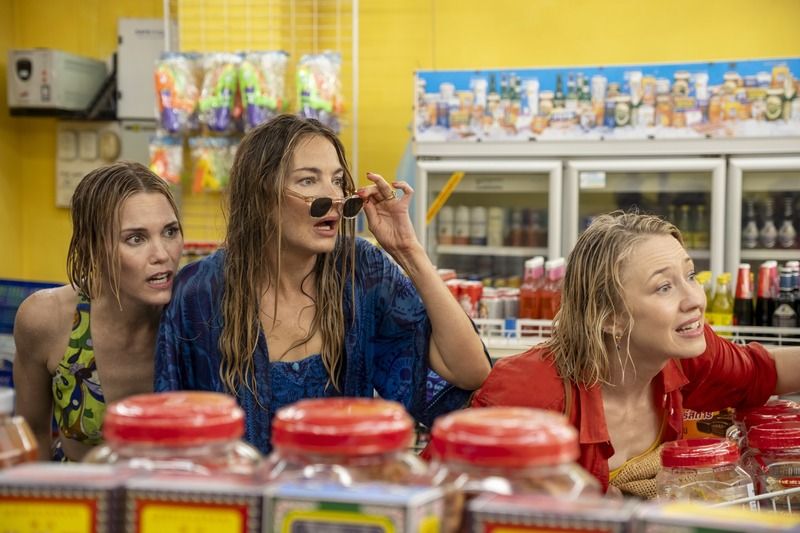 The White Lotus : Photo Leslie Bibb, Carrie Coon, Michelle Monaghan