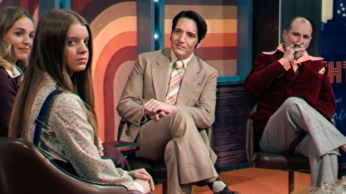 Late Night with the Devil : Photo Ingrid Torelli, David Dastmalchian, Laura Gordon