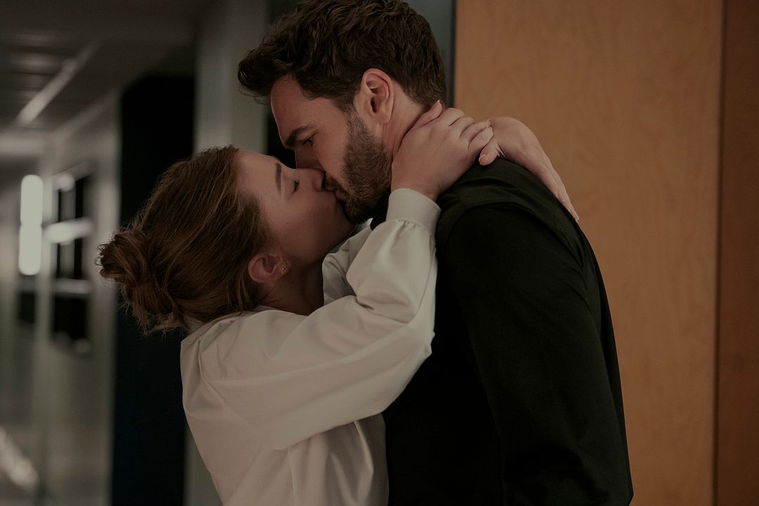 The Love Hypothesis : Photo Tom Bateman, Lili Reinhart