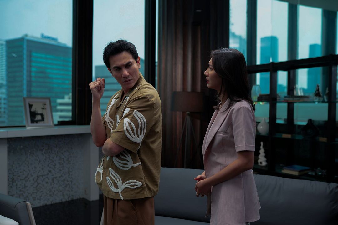 Lost in the Spotlight : Photo Dea Panendra, Vino G. Bastian