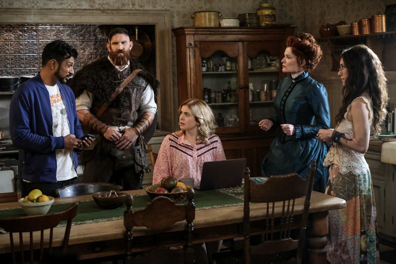 Ghosts : fantômes à la maison : Photo Rebecca Wisocky, Utkarsh Ambudkar, Rose McIver, Devan Long, Sheila Carrasco