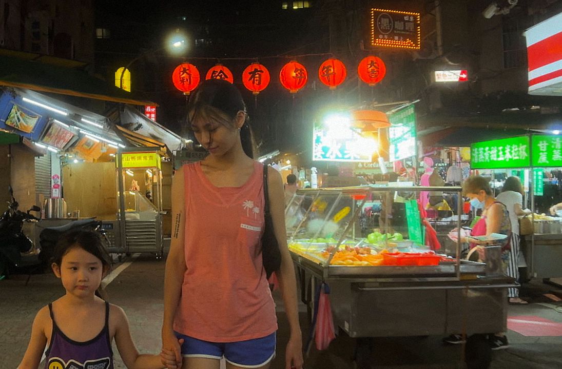 Left-Handed Girl : Photo Nina Ye