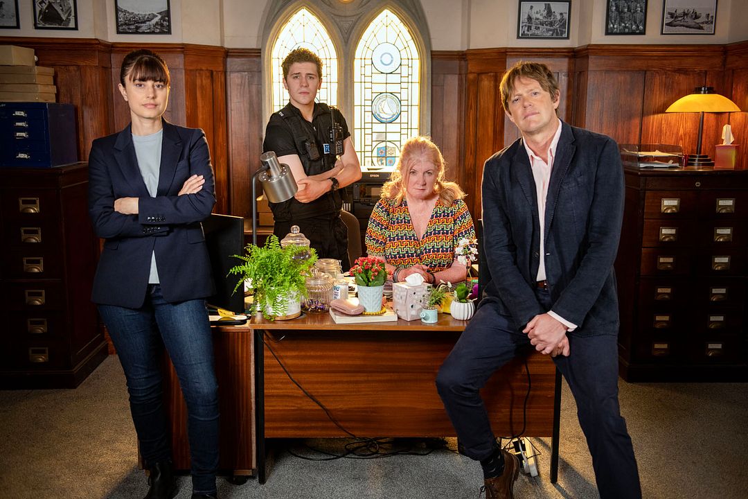 Mystères au paradis : Photo Kris Marshall, Dylan Llewellyn, Felicity Montagu, Zahra Ahmadi