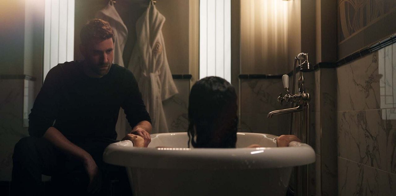 Surface (2022) : Photo Oliver Jackson-Cohen, Gugu Mbatha-Raw