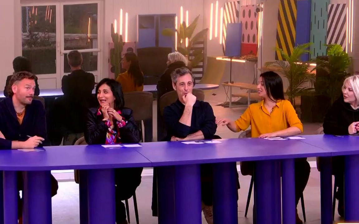 Une prof de la Star Academy s'est fait traiter de "vieille peau" à son  arrivée au château ! - TV ACTU by AlloCiné