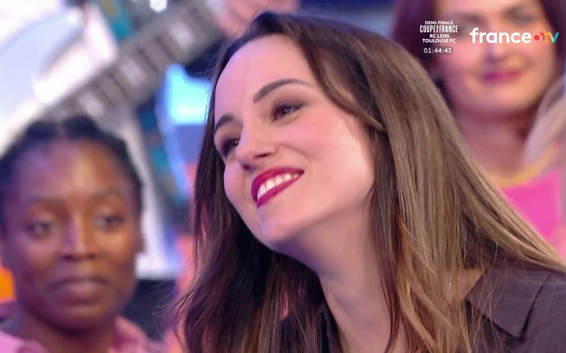 N'oubliez pas les paroles : "Vous pensez que Nagui va me supporter encore  longtemps ?", Sandy prend la parole après avoir franchi les 400 000 euros !  - TV ACTU by AlloCiné