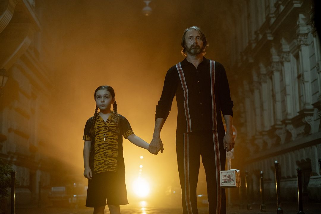 Dust Bunny : Photo Mads Mikkelsen, Sophie Sloan