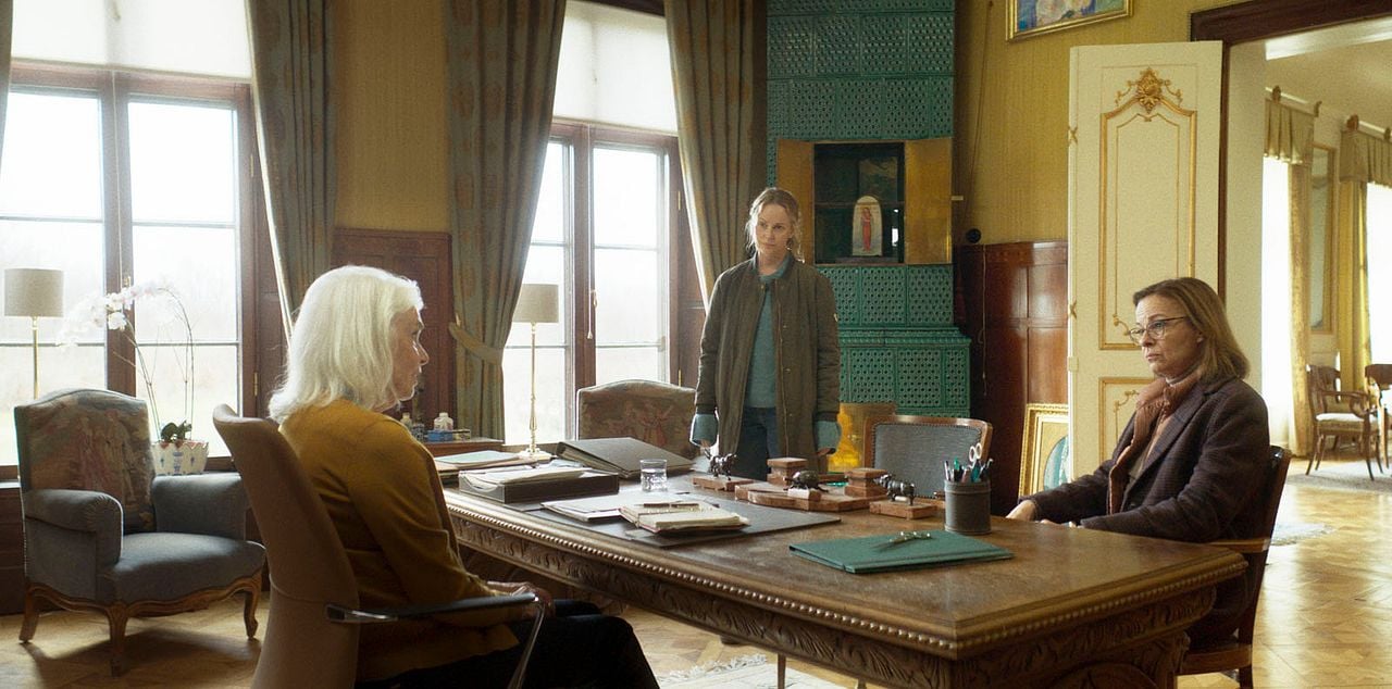 Fallen : Photo Sofia Helin, Kajsa Ernst, Marika Lindström