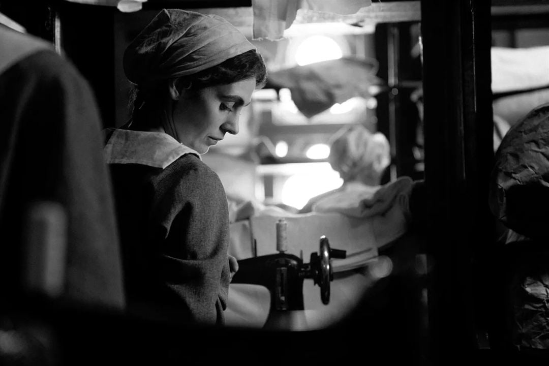 La Jeune femme à l’aiguille : Photo