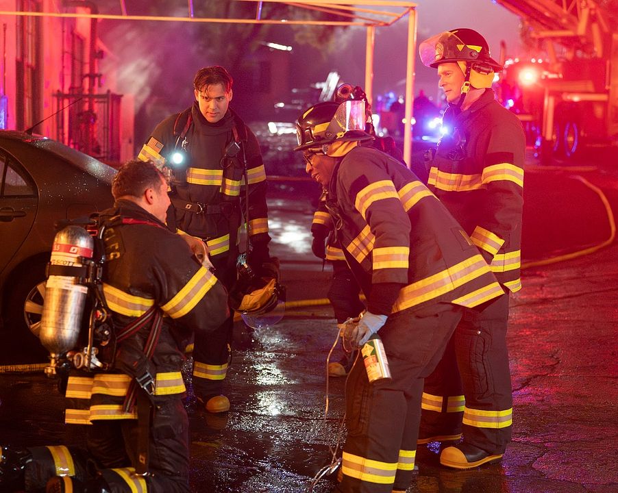 9-1-1 : Photo Aisha Hinds, Ryan Guzman, Peter Krause