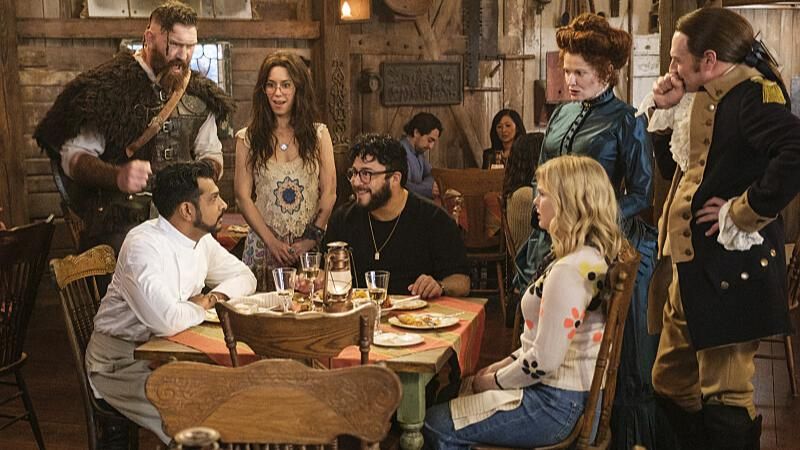 Ghosts : fantômes à la maison : Photo Utkarsh Ambudkar, Rose McIver, Brandon Scott Jones, Sheila Carrasco, Devan Long, Rebecca Wisocky