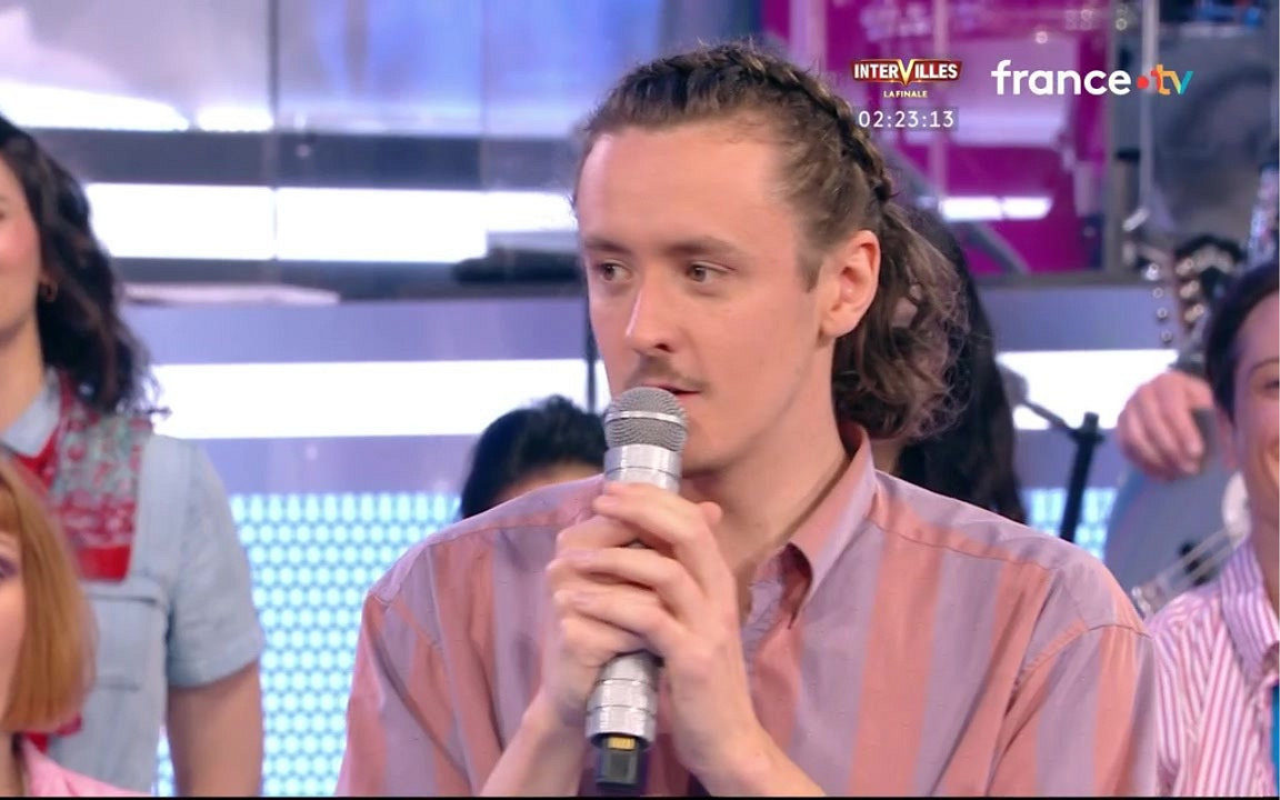 N'oubliez pas les paroles : Pierre-Yves balance le mot qui était écrit  partout sur ses bulletins scolaires - TV ACTU by AlloCiné