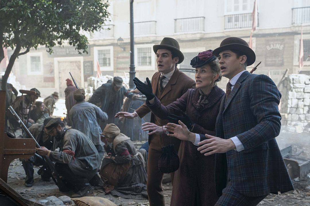 Photo Natascha McElhone, Hero Fiennes Tiffin, Dónal Finn