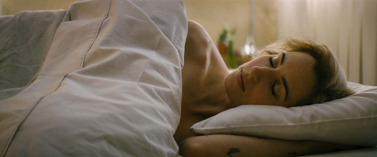 Slip : Photo Zoe Lister-Jones
