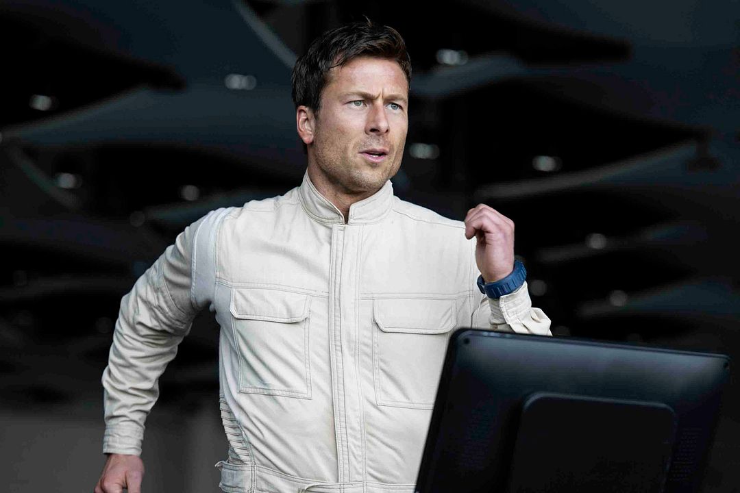 Running Man : Photo Glen Powell