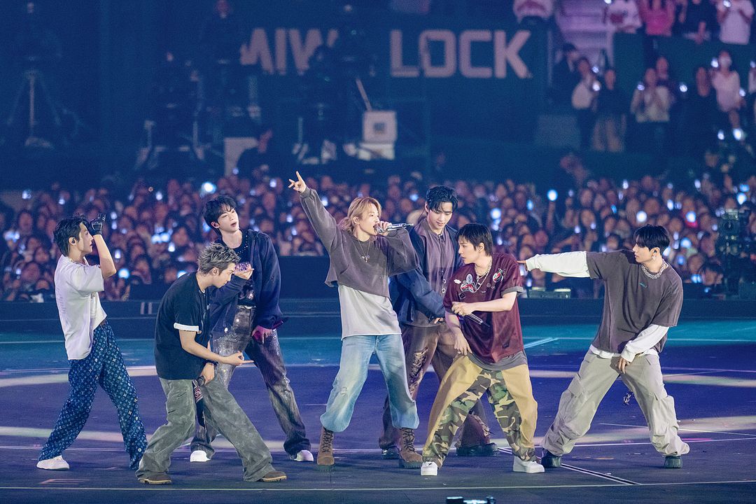 BTS World Tour 'Arirang' in BUSAN : Live Viewing : Photo Suga, V, Jimin, J-Hope, Jungkook, RM, Jin