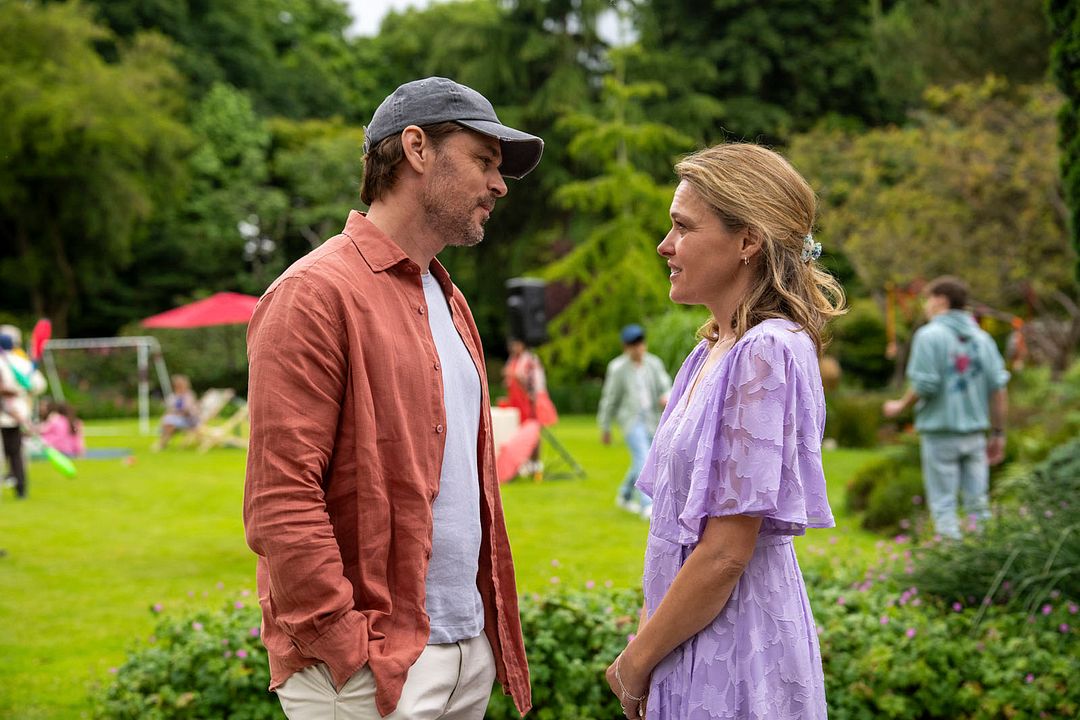 Au Pair : Photo Sally Bretton, Kenny Doughty
