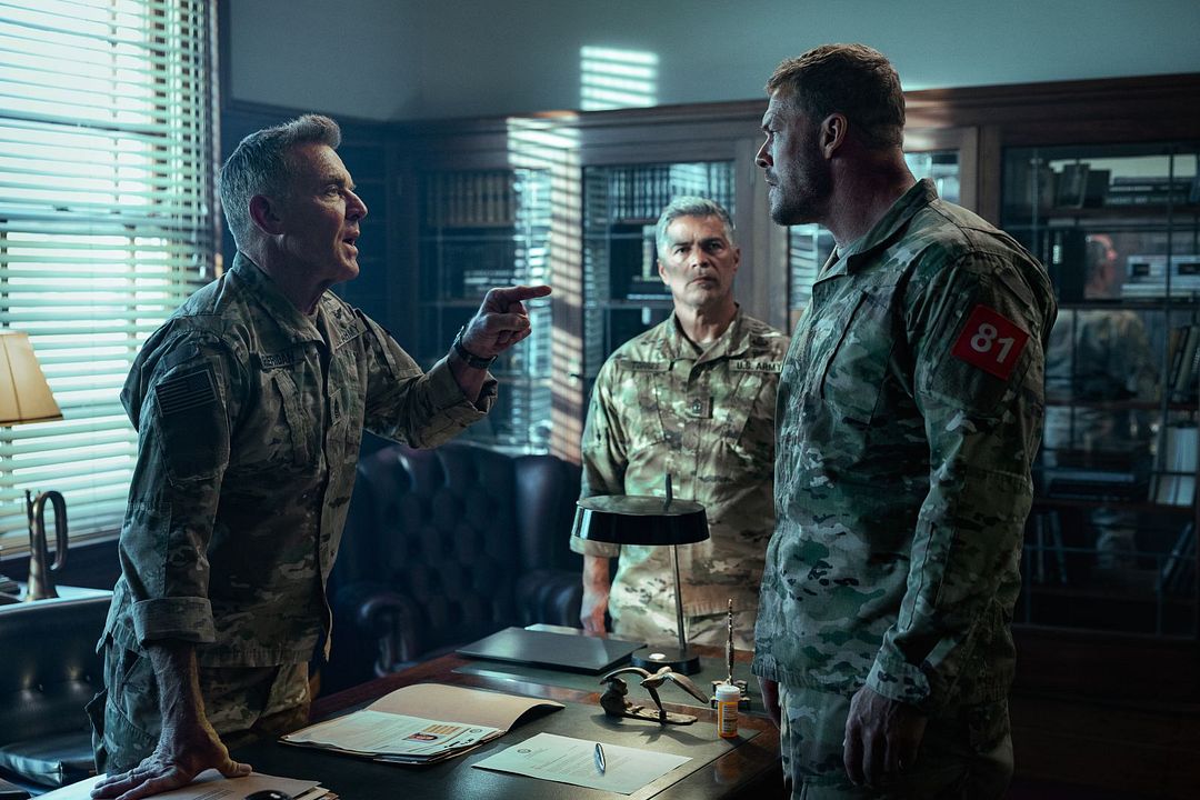 War Machine : Photo Esai Morales, Alan Ritchson, Dennis Quaid