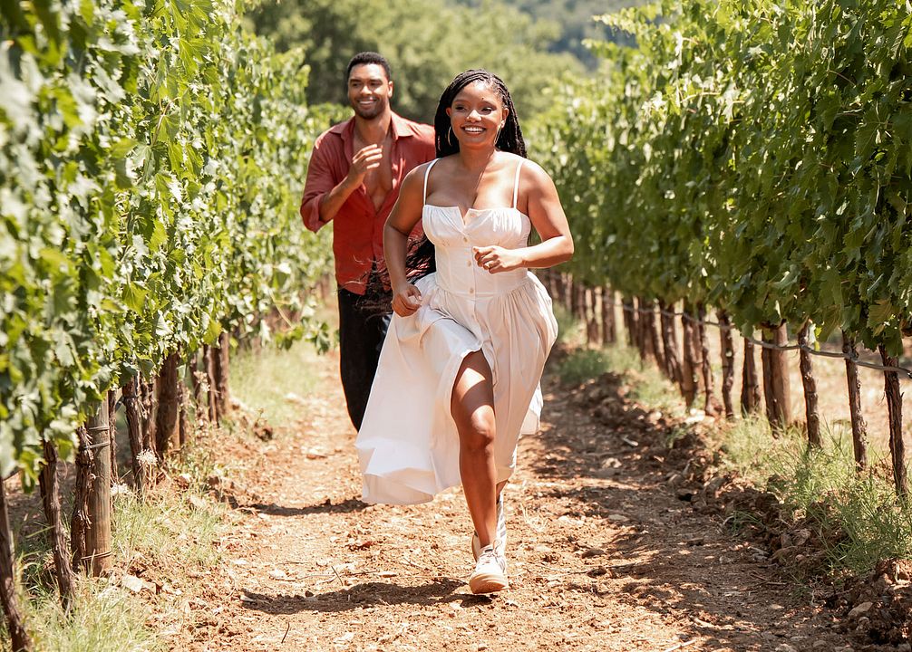 Toi, moi et la Toscane : Photo Regé-Jean Page, Halle Bailey