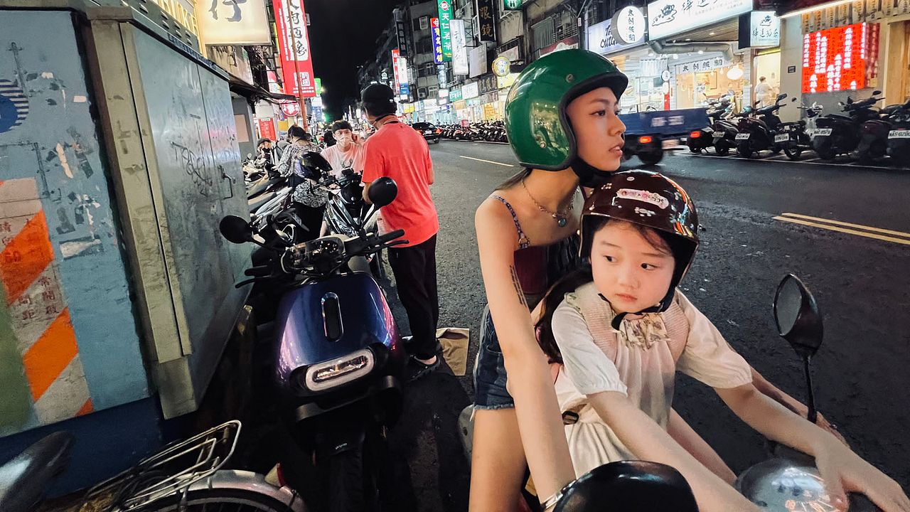 Left-Handed Girl : Photo Nina Ye