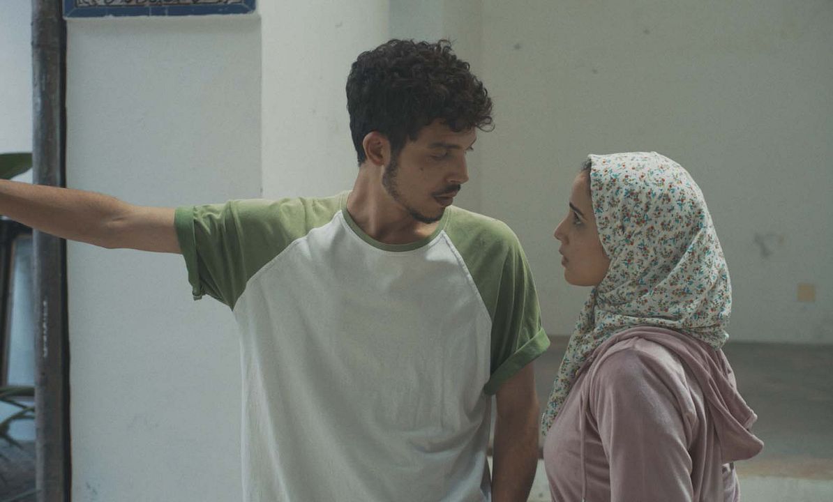 Derrière les palmiers : Photo Nadia Kounda, Driss Ramdi