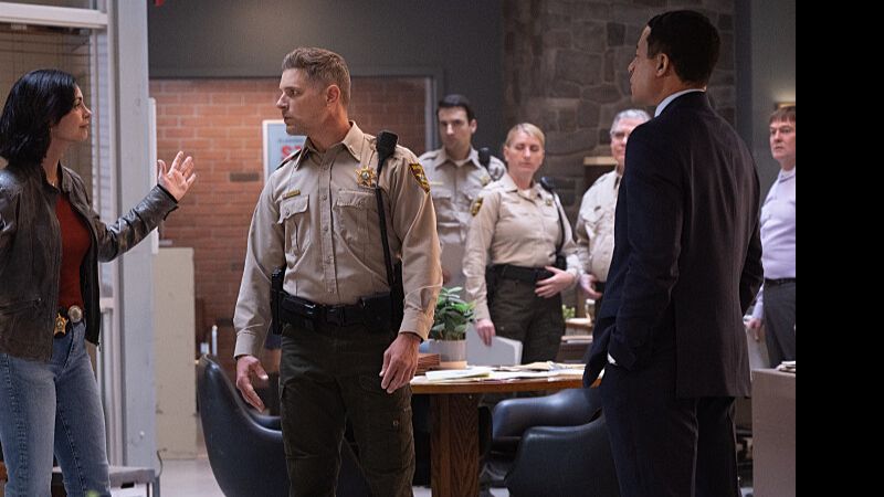 Sheriff Country : Photo Matt Lauria, Morena Baccarin