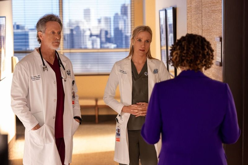 Chicago Med : Photo Jessy Schram, Steven Weber