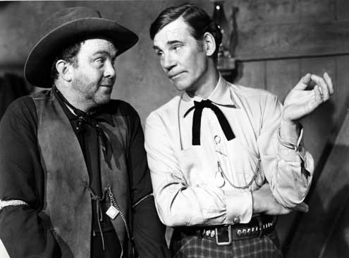 Le Banni : Photo Walter Huston, Howard Hughes, Thomas Mitchell