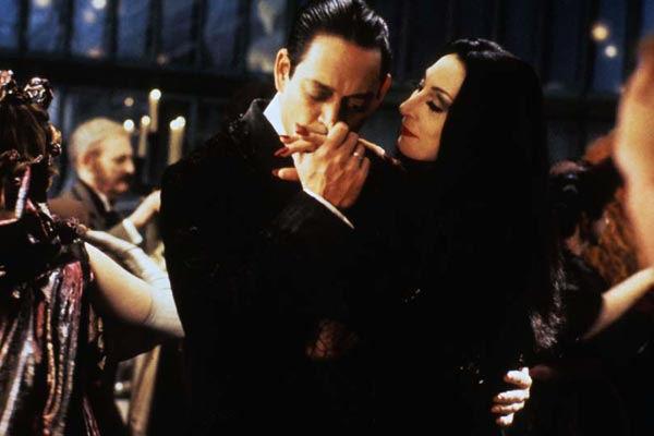 La Famille Addams : Photo Anjelica Huston, Raúl Julia