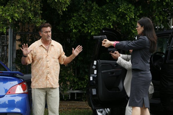 Burn Notice : Photo Bruce Campbell, Lauren Stamile