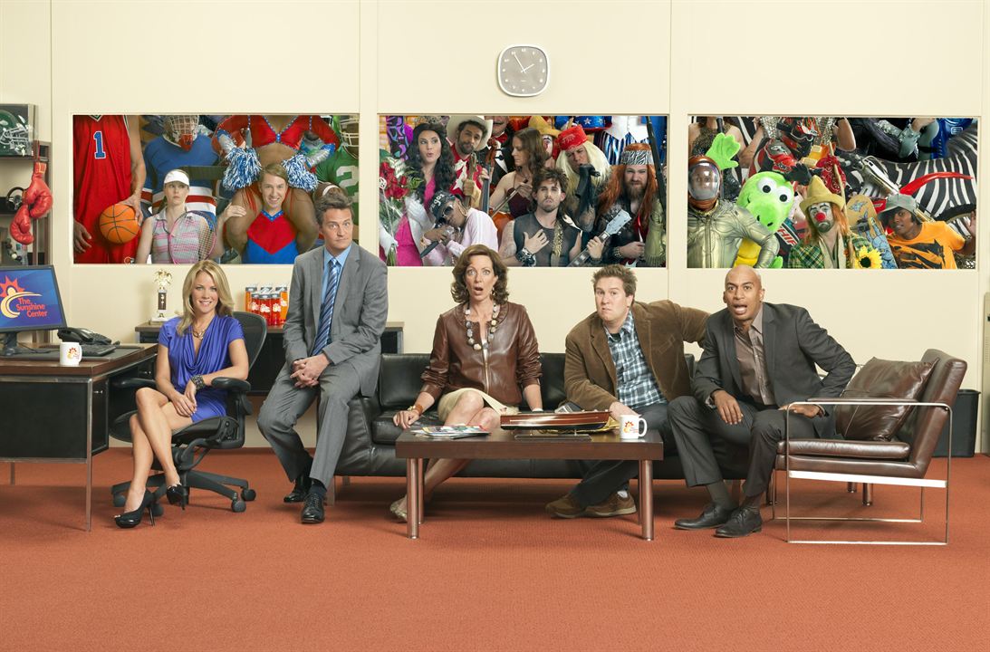 Photo James Lesure, Andrea Anders, Nate Torrence, Matthew Perry, Allison Janney