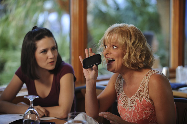 Raising Hope : Photo Shannon Woodward, Martha Plimpton