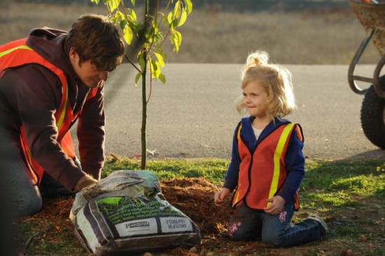 Raising Hope : Photo Baylie Cregut, Lucas Neff