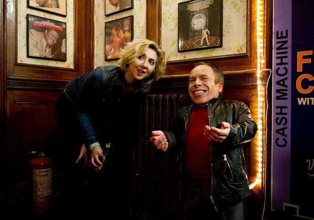 Photo De Warwick Davis Life s Too Short Photo Rosamund Hanson Photo De Warwick Davis Life s Too Short Photo Rosamund Hanson