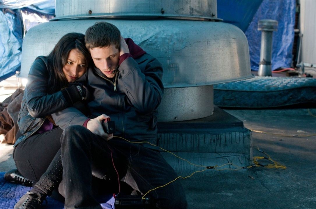 Dos au mur : Photo Jamie Bell, Genesis Rodriguez