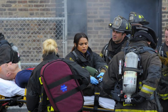 Chicago Fire : Photo Taylor Kinney, Monica Raymund