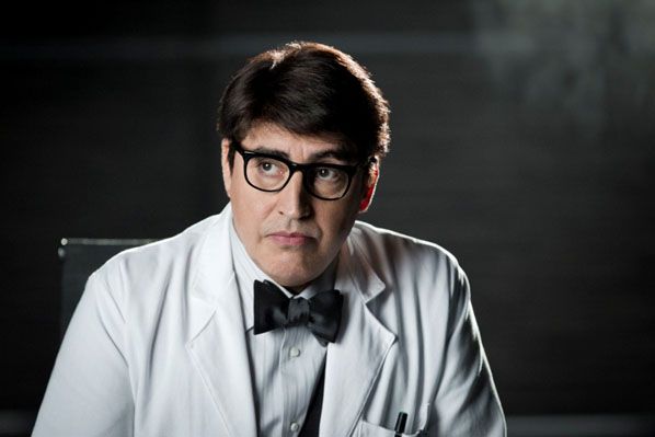 Monday Mornings : Photo Alfred Molina