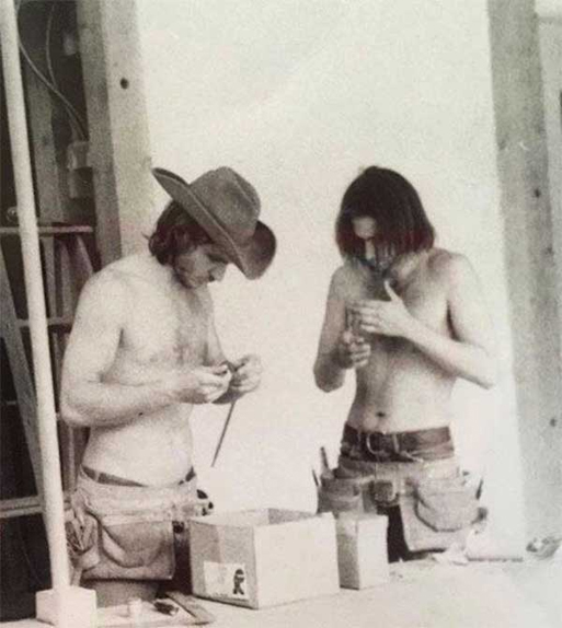 Harrison Ford (gauche), à l'époque où il travaillait comme charpentier.