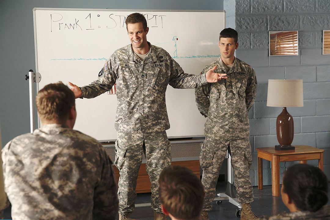 Enlisted : Photo Geoff Stults, Parker Young