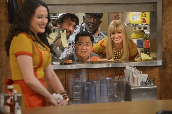 2 Broke Girls : Photo Garrett Morris, Beth Behrs, Matthew Moy, Jonathan Kite, Kat Dennings