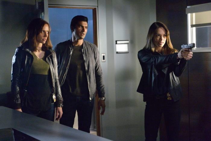 Beauty and The Beast (2012) : Photo Nina Lisandrello, Kristin Kreuk, Sendhil Ramamurthy
