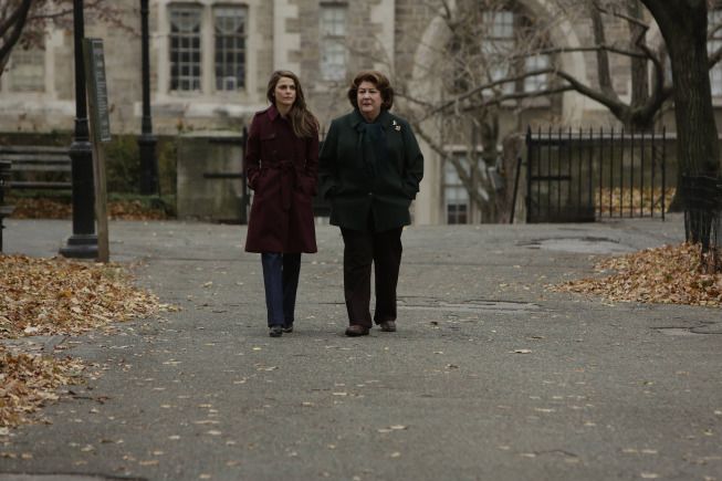 The Americans (2013) : Photo Margo Martindale, Keri Russell