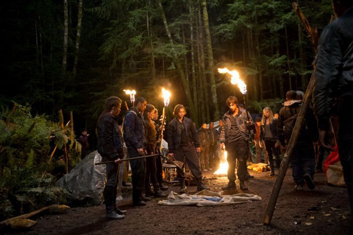 Les 100 : Photo Devon Bostick, Thomas McDonell